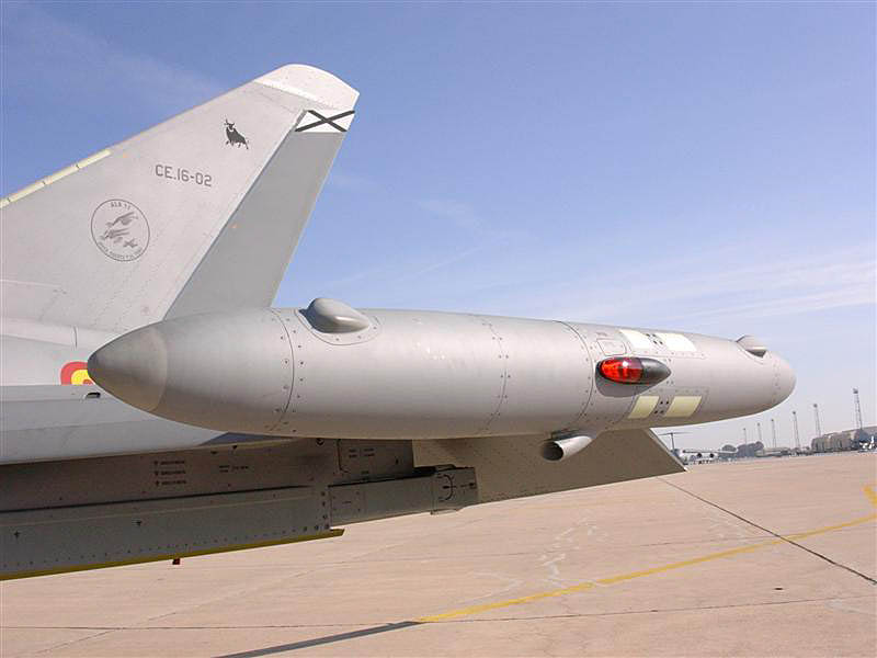 Span_Eurofighter14.JPG - ...  left wing DASS - Defencive Aids Sub-System Pod |          